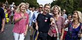 <span style='font-family: Arial; font-size: 15px; color: White;'>Der var fint besøg til årets parade, som for første gang i Danmark og Europa så en statsleder som deltager. Helle Thorning Schmidt ses her i højt humør med sine partifæller. Paraden så også deltagelse af Det Radikale Venstre og Venstres Ungdom.</span> <span style='font-family: Arial; font-weight: normal; font-size: 15px; color: #999999;'>Foto: Niels Hougaard / POLFOTO</span>