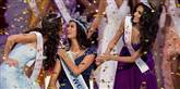 <span style='font-family: Arial; font-size: 15px; color: White;'>Den nykronede Miss World blev lykønsket af Miss Wales, Sophie Moulds (venstre), og Miss Australien, Jessica Kahawaty (højre).</span> <span style='font-family: Arial; font-weight: normal; font-size: 15px; color: #999999;'>Foto: AP Photo/Andy Wong / POLFOTO</span>