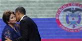 <span style='font-family: Arial; font-size: 15px; color: White;'>Brasiliens præsident Dilma Rousseff og Obama kysser i Colombia. Brasilien har en sund og stødt voksende økonomi, og gode forbindelser til det store sydamerikanske marked er afgørende for amerikanerne.</span> <span style='font-family: Arial; font-weight: normal; font-size: 15px; color: #999999;'>Foto: Dolores Ochoa / POLFOTO</span>