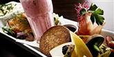 <span style='font-family: Arial; font-size: 15px; color: White;'>Den her morgen var det to trætte mænd, der ville have brunch. "De virkede ikke berusede, da de bestilte, men da jeg kom tilbage med maden..."</span> <span style='font-family: Arial; font-weight: normal; font-size: 15px; color: #999999;'>Foto: COLOURBOX</span>