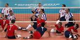 <span style='font-family: Arial; font-size: 15px; color: White;'>Her ses det portugisiske og det britiske landshold i siddende volleyball. Spillet blev ligesom goalball opfundet efter Anden Verdenskrig som genoptræning for krigsveteraner.</span> <span style='font-family: Arial; font-weight: normal; font-size: 15px; color: #999999;'>Foto: Matt Dunham / POLFOTO</span>