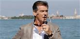<span style='font-family: Arial; font-size: 15px; color: White;'>I mellemtiden møder Ida Philip (Pierce Brosnan) - en fortravlet og lidt følelseskold forretningsmand, som alligevel begynder at se noget i den forvirrede Ida.</span> <span style='font-family: Arial; font-weight: normal; font-size: 15px; color: #999999;'>Foto: AP Photo/Andrew Medichini / POLFOTO</span>