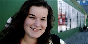 "Jeg tror manges opfattelse er, at jyder står tidligt op og tager fat, mens københavnere er kommet mere let til tingene. Men sådan tror jeg nu ikke, det er. Nu skal jeg også passe på med, hvad jeg siger, for jeg har en bror, der læser her i København," griner Sille Stangerup, inden hun spejder videre efter metrostationen.