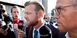 Han sigtes for to forhold - både for at have lækket statsminister Helle Thorning-Schmidts (S) fortrolige skattepapirer til BT og for forsøg på at lægge de fortrolige papirer til Ekstra Bladet.