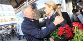 <span style='font-family: Arial; font-size: 15px; color: White;'>Der findes en fjerde kvinde, som er vild med Villy: Helle Thorning. Her ses de to valgkampsvenner, mens de deler roser ud i København på den altafgørende dag i september 2011.</span> <span style='font-family: Arial; font-weight: normal; font-size: 15px; color: #999999;'>Foto: Jacob Erbahn / POLFOTO</span>