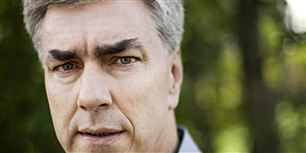 Ved hjælp af simple teknikker har Kurt Strand undgået stress. Han har blandt andet anerkendt, at multitasking er umuligt, og sørger, så vidt muligt, for kun at have en enkelt bold i luften ad gangen. Her deler han ud af flere gode tips til at undgå stress: