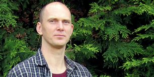 ”Jeg vil stadig virkelig gerne undervise, men hvad kan jeg ellers? Jeg 
har forsøgt at blive bedemand, der er man også inde og få fat i det 
substantielle i livet," siger Christian Stokbro Karlsen.
