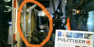 Billedet er taget på Christianshavns Brandstation den 5. september i år, hvad forsiden på Politiken beviser. "Det er monteret på drejestigen," oplyser en anonym kilde til Avisen.dk. Billedet dokumenterer, at det livsfarlige iltapparat, Travox 120, stadig er i brug. Ledelsen i Københavns Brandvæsen har ellers oplyst, at apparatet er taget helt ud af brug den 1. maj 2012.