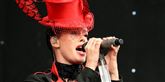 <span style='font-family: Arial; font-size: 15px; color: White;'>Lene Nystrøm, aka. Aqua-Lene, endte også nøgen på forsiden af Se og Hør tilbage i 1998. Det var den unge popstjerne knust over, og hun købte rettighederne til billederne af daværende redaktør Peter Salskov. Forinden havde blade dog tjent godt på den nøgne Lene med et ekstra oplag på mere end 20.000 blade.</span> <span style='font-family: Arial; font-weight: normal; font-size: 15px; color: #999999;'>Foto: Simon Wedege Petersen/GNU Free Documentation License/Wikimedia Commons</span>