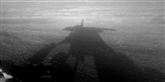 <span style='font-family: Arial; font-size: 15px; color: White;'>Opportunity har kørt rundt på den røde planet siden januar 2004. Den flytter sig 40 meter om dagen. Her ses dens eftermiddagsskygge.</span> <span style='font-family: Arial; font-weight: normal; font-size: 15px; color: #999999;'>Foto: NASA/JPL-Caltech/Cornell Univ./ USGS/Modesto Junior College</span>