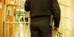 En fangevogter i Kolding Arrest er sigtet for at iscenesætte en voldelig flugt.