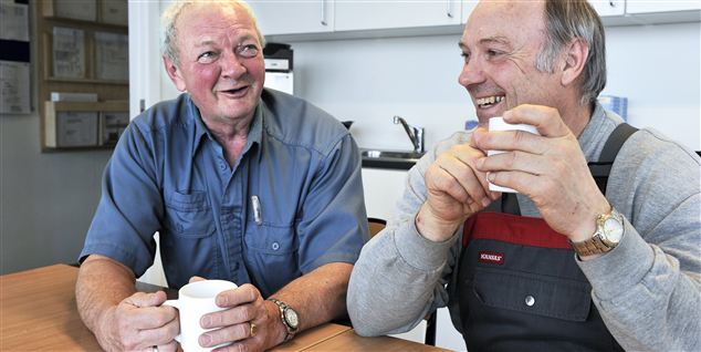 Se, vi har en vindmølle og ti glade seniorer