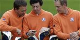 <span style='font-family: Arial; font-size: 15px; color: White;'>Rory McIlroy, Caroline Wozniackis nordirske kæreste, deltager i øjeblikket i Ryder Cup, hvor Europa dyster med USA om at kunne kalde sig verdens bedste golfkontinent. Her er Rory flankeret af landsmanden Graeme McDowell (tv.) og englænderen Luke Donald. Gad vide, hvad trioen finder så spændende på Rorys iPhone...</span> <span style='font-family: Arial; font-weight: normal; font-size: 15px; color: #999999;'>Foto: David J. Philip / POLFOTO</span>