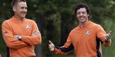 <span style='font-family: Arial; font-size: 15px; color: White;'>Her står Rory sammen med sin engelske kollega Ian Poulter. Poulter har forarget det konservative golfpublikum ved at udtale, at han og Europa "vil dræbe" deres amerikanske modstandere. Til gengæld optræder USA som ofte usportsligt ved at juble euforisk foran deres slagne modstandere.</span> <span style='font-family: Arial; font-weight: normal; font-size: 15px; color: #999999;'>Foto: AP/David J. Philip / POLFOTO</span>