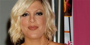 Donna var den pæne pige, der ikke måtte spille de sexede roller for farmand. Seriens producer, nu afdøde Aaron Spelling, havde nemlig skaffet sin datter rollen som Donna. Tori Spelling er i dag 39 år og har de sidste fem år bedrevet at være hovedperson i reality-serien 'Tori &amp; Dean: Inn love'. Hun har fire børn.