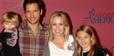 <span style='font-family: Arial; font-size: 15px; color: White;'>Kelly Taylor var blondine-baben, der med sin sensuelle stemme kunne smøre alle fyrene, som hun ville. I dag er Jennie Garth blevet 40 år. Som det fremgår af billedet, har hun stiftet familie. Derudover er hun den fra det originale skuespilhold, der har fået den største rolle i den nye serie '90210', hvor Kelly Taylor er blevet studievejleder på West Beverly High.</span> <span style='font-family: Arial; font-weight: normal; font-size: 15px; color: #999999;'>Foto: Colourbox</span>