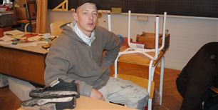 Havde Niclas været i lære hos en mester, havde han fået de sikkerhedssko, han skulle bruge. Men i skolepraktik vil skolen kun betale for ét par billige sko om året, der hurtigt bliver slidt igennem, fortæller han.
