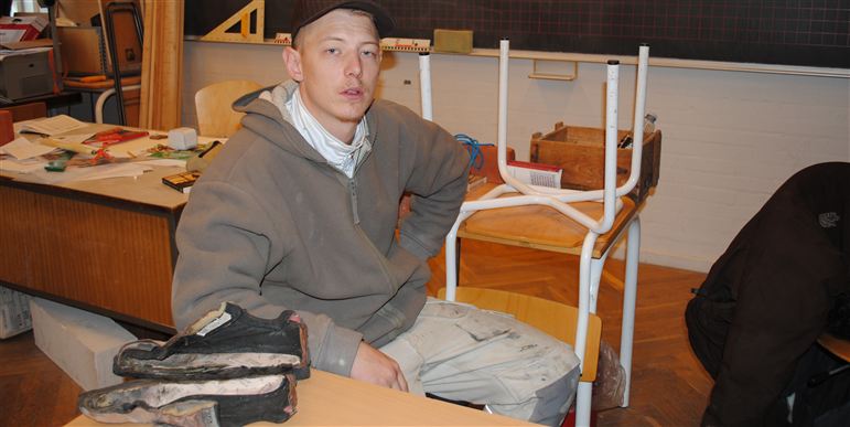 Havde Niclas været i lære hos en mester, havde han fået de sikkerhedssko, han skulle bruge. Men i skolepraktik vil skolen kun betale for ét par billige sko om året, der hurtigt bliver slidt igennem, fortæller han. Foto: Eline Svendsen