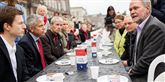 <span style='font-family: Arial; font-size: 15px; color: White;'>Langbordet foran Christiansborg havde plads til alle 179 folketingsmedlemmer. Det var dog kun et fåtal, der mødte op.</span> <span style='font-family: Arial; font-weight: normal; font-size: 15px; color: #999999;'>Foto: Carsten Bundgaard / POLFOTO</span>