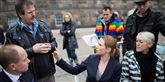<span style='font-family: Arial; font-size: 15px; color: White;'>En langtidsledig faldt i tale med Mette Frederiksen, der har forståelse for de lediges situation. Hun vil dog hellere love flere job end længere dagpengeperiode.</span> <span style='font-family: Arial; font-weight: normal; font-size: 15px; color: #999999;'>Foto: Carsten Bundgaard / POLFOTO</span>