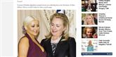 <span style='font-family: Arial; font-size: 15px; color: White;'>Huffington Post bringer dette afslørende billede af Hillary Clinton, der kigger ned i Christina Aguileras kavalergang. Anledningen var, at Christina Aguilera skulle hyldes for sin  indsats mod sult i verden.</span> <span style='font-family: Arial; font-weight: normal; font-size: 15px; color: #999999;'>Foto: Screendump/Huffington Post</span>
