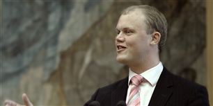 Regeringen må snart vælge hold: Blå eller rød, siger tidligere skatteminister Peter Christensen (V).
