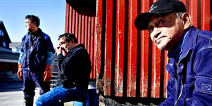 Arbejdsløse i Grønland ser skævt til det asiatiske personale, der i stigende grad hentes ind til job i hotel- og restaurationsbranchen. Her er det fiskerne på havnen i Nuuk.