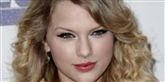 <span style='font-family: Arial; font-size: 15px; color: White;'>Det kan godt være, at sangfuglen Taylor Swift kun er 21 år gammel, men hun har altså formået at tjene 327 millioner kroner, og hun er dermed nummer tre på listen.</span> <span style='font-family: Arial; font-weight: normal; font-size: 15px; color: #999999;'>Foto: AP/Matt Sayles / POLFOTO</span>