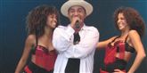 <span style='font-family: Arial; font-size: 15px; color: White;'>I samme genre fik Lou Bega mega succes med hittet Mambo No Five, hvor noget af teksten lød: Jump up, jump down, and move it all around. Og det gjorde man så...</span> <span style='font-family: Arial; font-weight: normal; font-size: 15px; color: #999999;'>Foto: Wikimedia Commons</span>