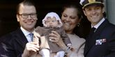<span style='font-family: Arial; font-size: 15px; color: White;'>Her ses Madeleines storesøster kronprinsesse Victoria med prins Daniel og deres fine datter prinsesse Estelle. Mon ikke en baby er næste skridt for den lykkelige Madeleine og hendes amerikanske drømmefyr?</span> <span style='font-family: Arial; font-weight: normal; font-size: 15px; color: #999999;'>Foto: (AP Photo/Jonas Ekstromer/Scanpix Sweden) SWEDEN OUT</span>