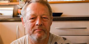 Det er mærkværdige sager som blandt andet Johnny Larsen, der fik afslag på forlængelse af sygedagpenge samme dag som han startede sin kræftbehandling, der ligger alt for mange af i kommunerne, mener sagsbehandler, der nu har bedt ombudsmanden gå ind i sagen.