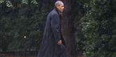 <span style='font-family: Arial; font-size: 15px; color: White;'>Præsident Obama har aflyst sine valgmøder i Florida på grund af Sandy. Her ses han på vej mod Det Hvide Hus.</span> <span style='font-family: Arial; font-weight: normal; font-size: 15px; color: #999999;'>Foto: (AP Photo/Jacquelyn Martin) / POLFOTO</span>