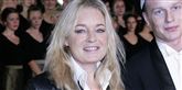 <span style='font-family: Arial; font-size: 15px; color: White;'>Det er ikke kun fyre, der kan få en ung pige på krogen. Den 59-årige sangerinde Anne Linnet blev i 2010 gift med den 36 år yngre Tessa.</span> <span style='font-family: Arial; font-weight: normal; font-size: 15px; color: #999999;'>Foto: DR/Bjarne Bergius Hermansen </span>