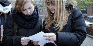 "Det første ord forstår jeg ikke!" udbryder Emilie (til højre). Sammen med Lisa (til venstre) studerer hun musikvidenskab på Københavns Universitet. Deres bedømmelse er, at sætningerne er alt for kringlet skrevet.