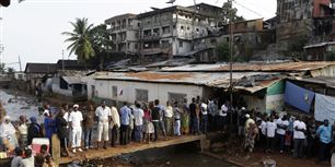 Folk ventede fredeligt udenfor valgsteder som her i Sierra Leones hovedstad Freetown.