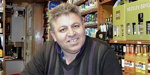 Forestil dig, at den butik, du har sat alle pengene i, står til at gå konkurs samtidig med at din ægtefælle står til at miste dagpengene. Sådan ser fremtiden ud for Mehmet Sari.