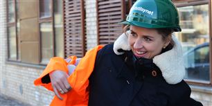 Mette Frederiksen under en tidligere kontrolaktion med Arbejdstilsynet. Nu kræver ministeren en samlet opgørelse over overtrædelser af arbejdsmiljøreglerne hos storentreprenøren Pihl &amp; Søn.