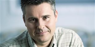 - Vi fik at vide, at situationen var så alvorlig, at der var fare for, at dankortautomaterne ville være lukkede mandag morgen, siger Henrik Sass Larsen ifølge Politiken.