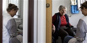 En hjemmehjælper kan ikke være sikker på, at hun får dækket alle omkostninger, hvis hun bliver pandet ned på jobbet. Kommuner har nemlig ikke pligt til at ansvarsforsikre ældre, der er til fare for deres omgivelser.