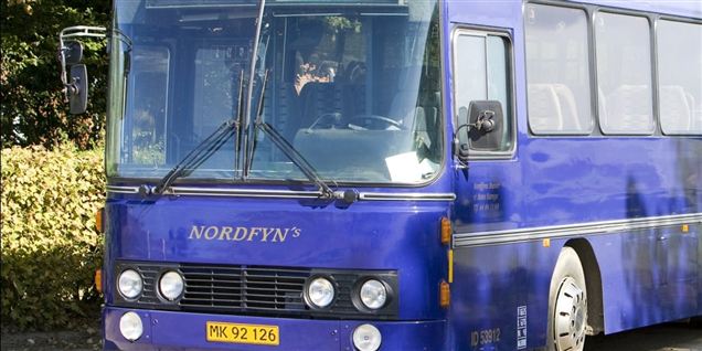 Bus med 20 mennesker væltet på Fyn