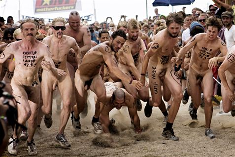 Nøgne festival-gæster løb om kap i hedebølgen