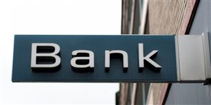 De små og mellemstore kunder i Dansk Bank skal fra på mandag betale et abonnement, for at få lov til at være kunde i banken. Dem som tjener mest, slipper.