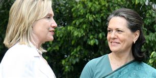 To magtfulde damer. Hillary Clinton og Sonia Gandhi.