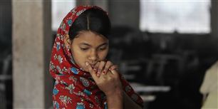 Kvindelige migrantarbejdere udgør 70-80 procent af de udenlandske arbejdere i Malaysias elektronik-industri. Arbejdsgiverne tester om de er gravide. Er det tilfældet, er de fyret!