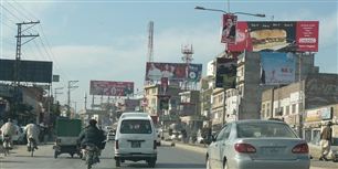 Fra mobilmasterne her i pakistanske Peshawar vil staten lytte med.