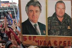Den tidligere serbiske hærchef Ratko Mladic (til højre på skiltet) kan blive den næste, der bliver udleveret til en international retssag.