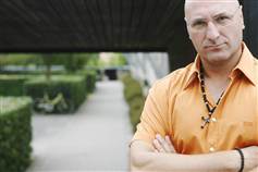 Den dansk-serbiske skuespiller Slavko Labovis forsvarer Karadzic, som anklages for etnisk udrensning