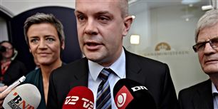 Finansminister Bjarne Cordyon står stadig fast på sine krav om at afskaffe reguleringsordningen, der knytter de 
offentligt ansattes løn sammen de privatansattes. Og så skal de 34.000 statsansatte lærere have nye arbejdstidsregler