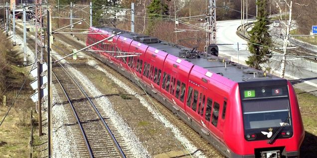 Fødselsdagsfest: Kaster pige ud på togskinner