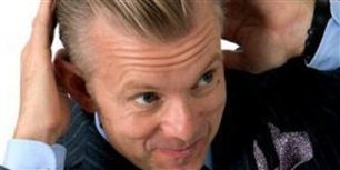 Komikeren Casper Christensen aner ikke, hvad han tjener før året er omme, siger han.